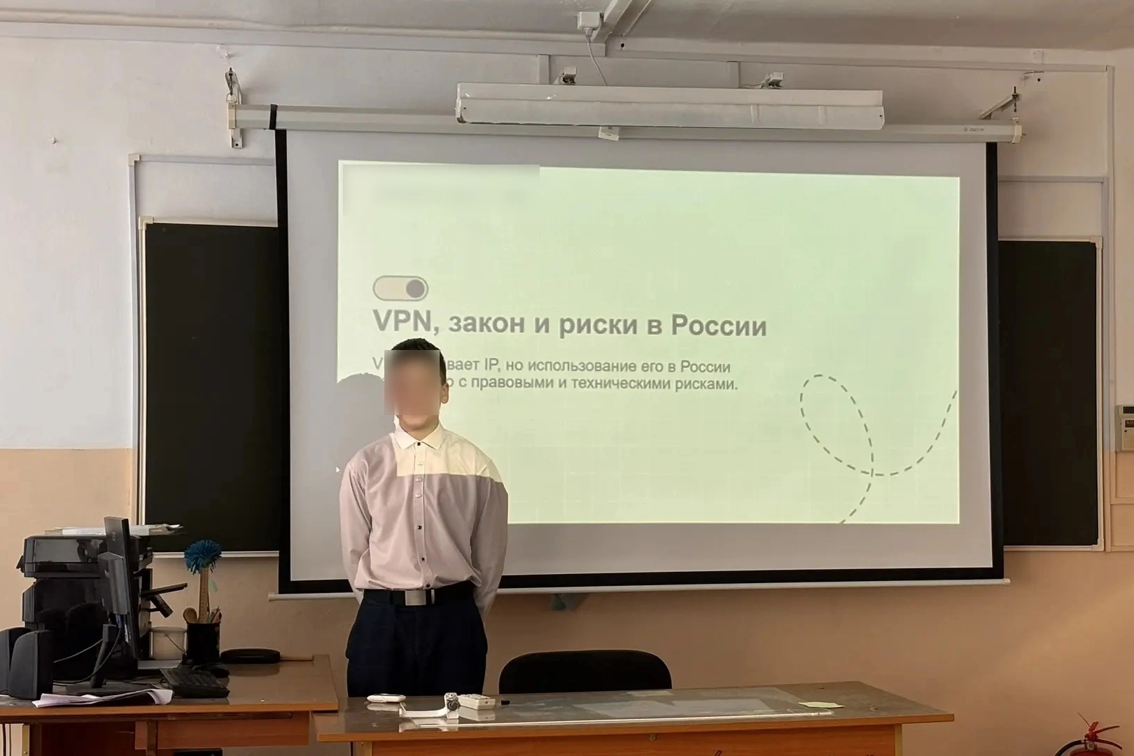Во многих регионах России школы начали проводить специальные уроки, на которых ученикам рассказывают о рисках использования VPN, утечке персональных данных и возможных юридических последствиях онлайн-активности.