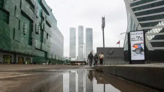 Большинство работодателей в России замедлили или заморозили расширение штата: компании уходят от массового найма, переводят сотрудников на частичную занятость и точечно повышают зарплаты, сохраняя официальную безработицу на рекордно низком уровне.