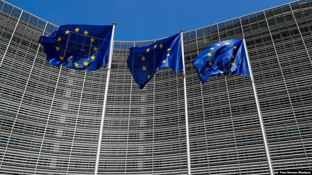 Совет Европейского союза ввёл санкции против двух российских организаций, которые, по оценке Брюсселя, вовлечены в пропаганду и информационные манипуляции, подрывающие институты ЕС и оправдывающие войну против Украины.