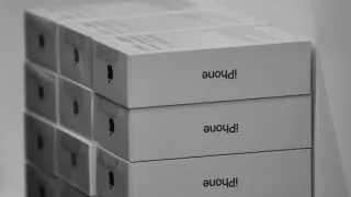 У российских продавцов накопились значительные запасы смартфонов Apple и Samsung, которые не удаётся реализовать из‑за снижения спроса. Ритейлеры вынуждены резко снижать цены и распродавать остатки, чтобы освободить склады и вернуть вложенные средства.