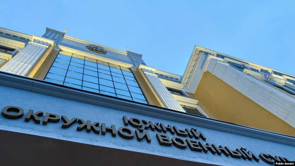 Южный окружной военный суд приговорил троих молодых людей к восьми–десяти годам лишения свободы по делу о подготовке поджога военкоматов в Ростове-на-Дону. Осуждённые проведут первые три года в тюрьме, дело возбуждено по «терактным» и «диверсионным» статьям на фоне ужесточения законодательства о нападениях на военные объекты.