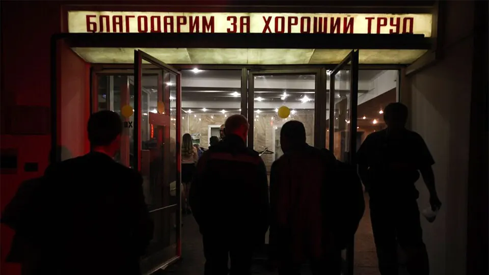 Число работников бюджетной сферы, рекомендованных к увольнению, превысило 105 тысяч человек. Больше всего сокращений ожидается в Москве и ряде регионов на фоне дефицита федерального и региональных бюджетов и курса на «оптимизацию» кадров.