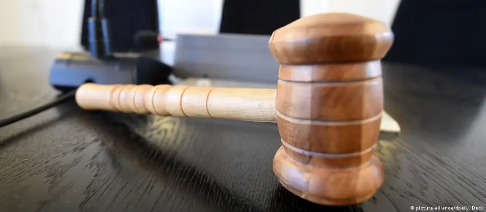 Советский районный суд Воронежа назначил 24‑летнему Роману Мальцеву год исправительных работ за фотографию, которую следствие сочло содержащей символику несуществующего «Международного движения сатанизма». Дело базируется на рапорте Центра «Э», параллельно Верховный суд признал такое объединение экстремистским.
