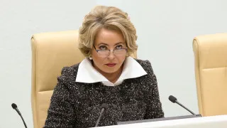 Спикер Совета Федерации Валентина Матвиенко заявила, что демографический кризис в России можно преодолеть, если семьи переедут из крупных городов в просторные дома по всей стране, будут заводить больше детей и благоустраивать дворы, в том числе сажая цветы. На фоне рекордно низкой рождаемости эксперты фиксируют устойчивое сокращение населения, которое, по прогнозам ООН, продолжится до конца века.
