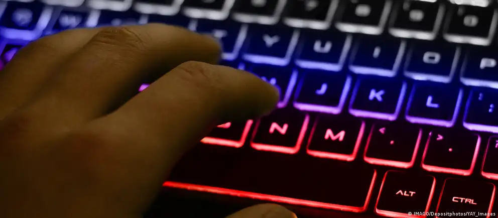 Минцифры разрабатывает механизм взимания платы за международный трафик, под который предложено подпадать и использование VPN для доступа к запрещённым в РФ ресурсам; сборы хотят внедрить прежде всего в мобильных сетях.