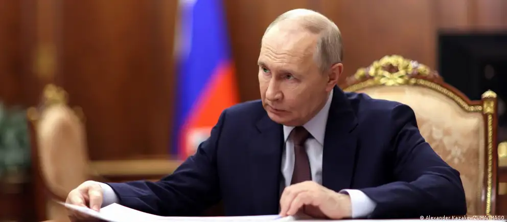 Президент России подписал закон, который освобождает госслужащих от контроля за сделками, совершёнными ими и членами их семей до назначения на должность и до вступления в брак, а также меняет порядок декларирования доходов.