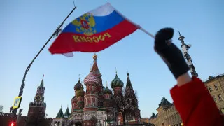 Просроченная задолженность российских компаний перед поставщиками и контрагентами выросла до 8,2 трлн рублей, что составляет 3,8% ВВП. Больше всего долгов сконцентрировано в обрабатывающей промышленности и торговле, а главными причинами эксперты называют усиление налоговой нагрузки и сокращение бюджетных расходов.