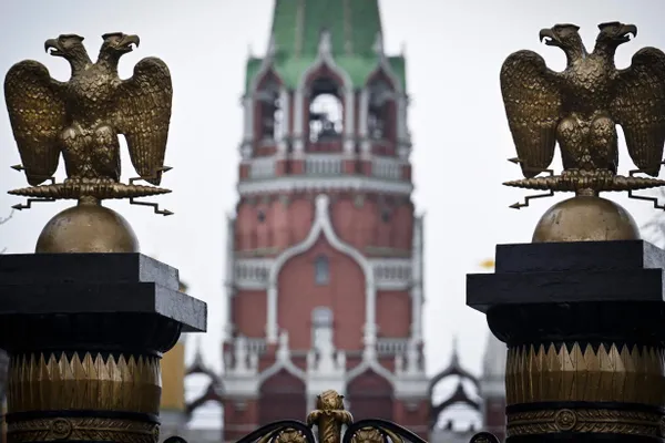 В ряде фильмов на российских стрим‑платформах стали появляться уведомления о том, что из картин удалены или скрыты фрагменты. Платформы говорят, что маркировку делают правообладатели; усиление самоцензуры связывают с новым законодательством о «дискредитации» традиционных ценностей.