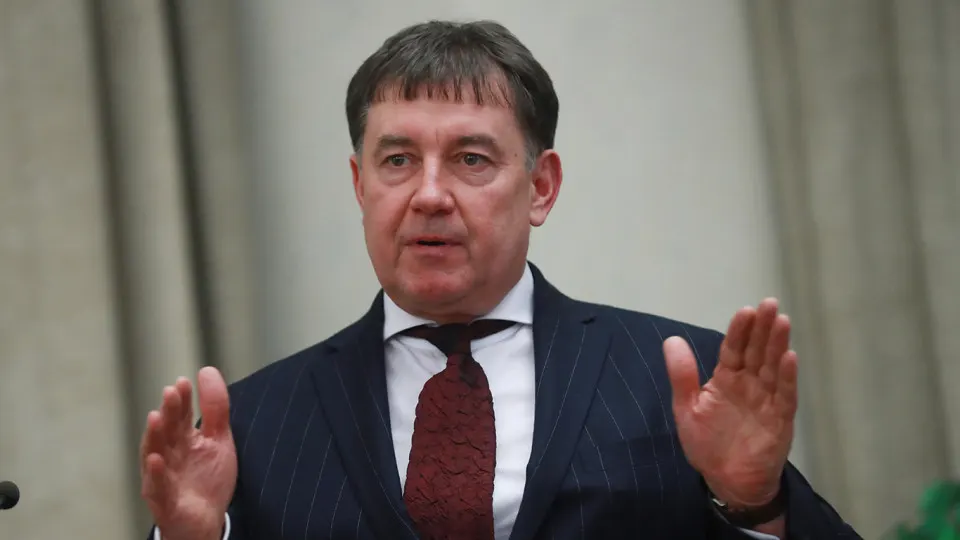 Мосгорсуд оставил в силе решение о национализации более 100 объектов недвижимости и сети бизнес-отелей Marton экс-председателя Совета судей России Виктора Момотова. Генпрокуратура связывает его активы с криминальными авторитетами, проституцией с участием несовершеннолетних и уклонением от налогов.