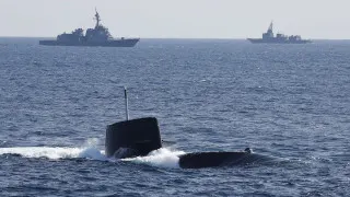 Правительство Японии радикально пересмотрело послевоенную доктрину самообороны и разрешило экспорт летальных видов вооружений. Новая политика открывает Токио путь на мировой рынок оружия и допускает в исключительных случаях поставки даже странам, участвующим в вооружённых конфликтах.