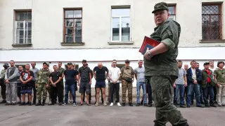 Минобороны инициировало поправки в закон, позволяющие проверять военнослужащих на употребление алкоголя непосредственно в воинских частях с помощью экспресс-тестов, без обязательной доставки в медучреждения.