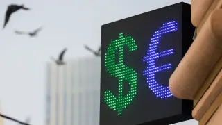 Курс доллара, евро и юаня снижается на фоне подорожания нефти, роста экспортной выручки и паузы в бюджетном правиле, что приводит к заметному укреплению рубля.