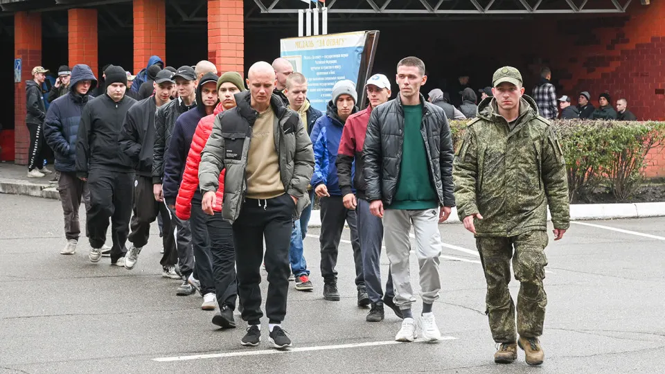 Молодому человеку, получившему повестку на медосвидетельствование, в электронном реестре сообщили об ограничении выезда. Попытки покинуть страну через границу и аэропорты сопровождались устными отказами без письменных подтверждений.