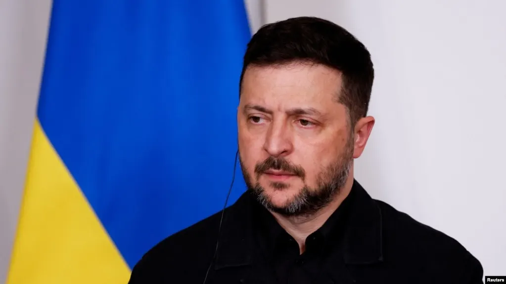 Президент Украины заявил, что объявление перемирия на время празднования Дня Победы может быть тактическим ходом со стороны России, и подчеркнул готовность поддержать лишь такие инициативы, которые защищают гражданских и способствуют обмену пленными.
