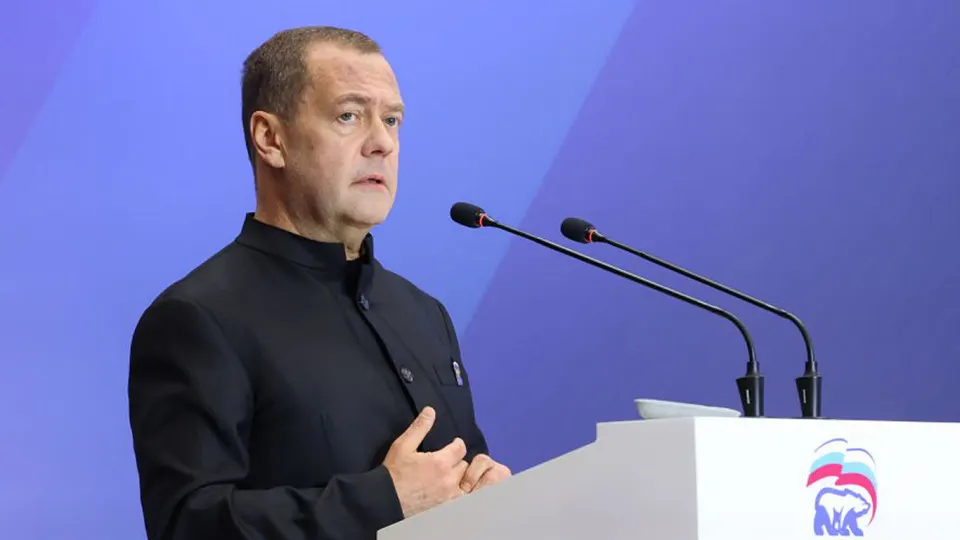 Заместитель председателя Совета безопасности Дмитрий Медведев предупредил о реальной возможности ядерной катастрофы и заявил, что Россия должна быть готова. Его слова прозвучали на фоне истечения договора СНВ‑III и роста ядерных арсеналов.