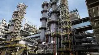 Сызранский нефтеперерабатывающий завод временно остановил переработку нефти после атаки беспилотников: аварийно выведена из строя ключевая установка, ремонт может занять до двух недель.