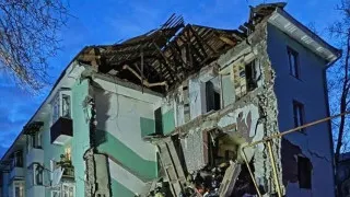 В Сызрани один из украинских беспилотников попал в многоэтажный жилой дом, частично разрушив подъезд. Из-под завалов спасены 11 человек, в том числе двое детей; еще один дрон повредил десятиэтажку. На фоне атаки в ряде регионов ограничивали работу аэропортов.