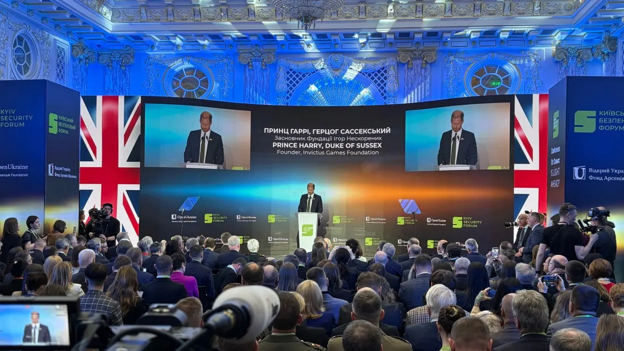 Принц Гарри, посетивший Украину в частном порядке, выступил на форуме в Киеве, где обратился к Владимиру Путину с призывом прекратить войну и напомнил США об их обещаниях по защите украинского суверенитета после отказа страны от ядерного оружия.