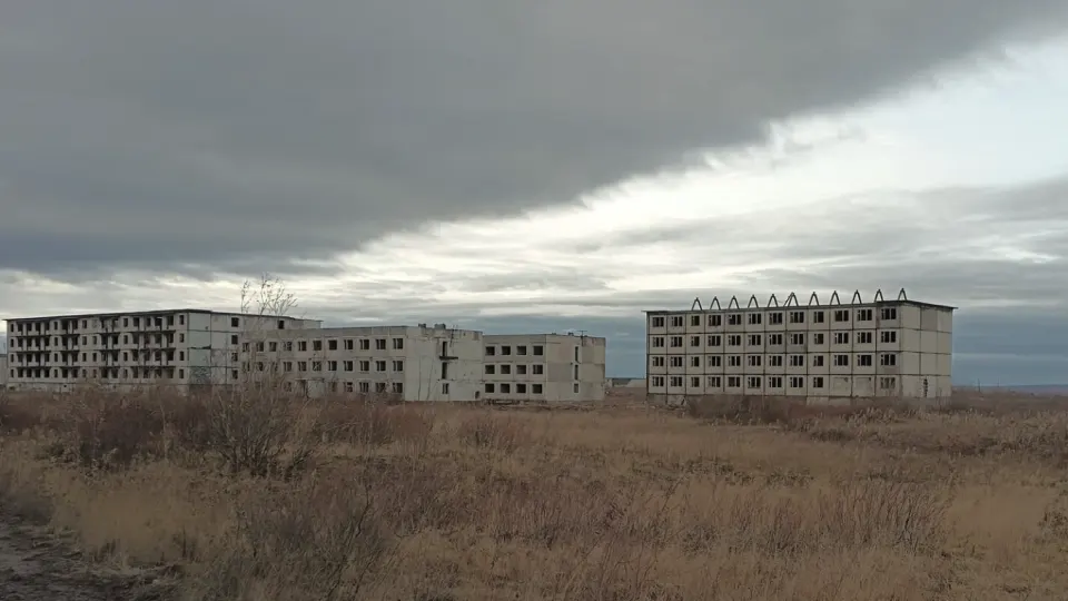 Число новорожденных в России продолжает снижаться одиннадцатый год подряд и достигло исторического минимума, тогда как официальная демографическая статистика остается засекреченной, а государственные программы и риторика о «традиционных ценностях» не приводят к росту рождаемости.