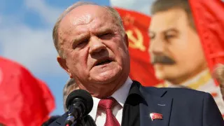 Лидер КПРФ Геннадий Зюганов на заседании Госдумы предупредил о риске повторения событий 1917 года из‑за провала экономики и раскритиковал власти за то, что их предложения игнорируются, тогда как обращение блогера Виктории Бони к Владимиру Путину было услышано в Кремле.