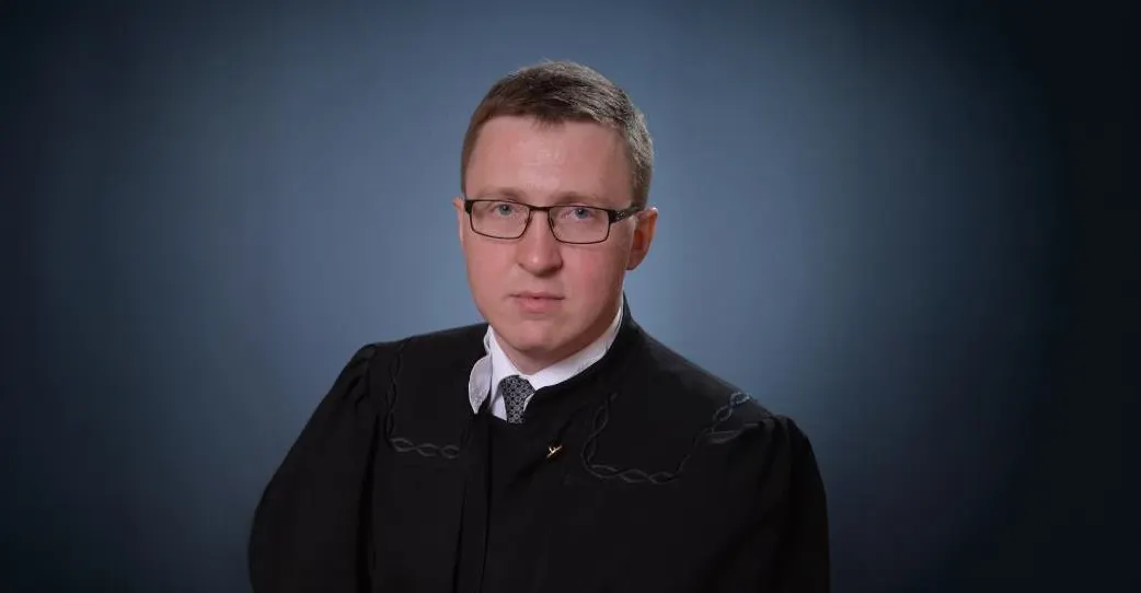 Бывший судья Арбитражного суда Челябинской области Вячеслав Бушуев рассказал, что его уволили за пожертвования с благотворительной целью. Он заявил о давлении на судей и высказал надежду на перемены в судебной системе.