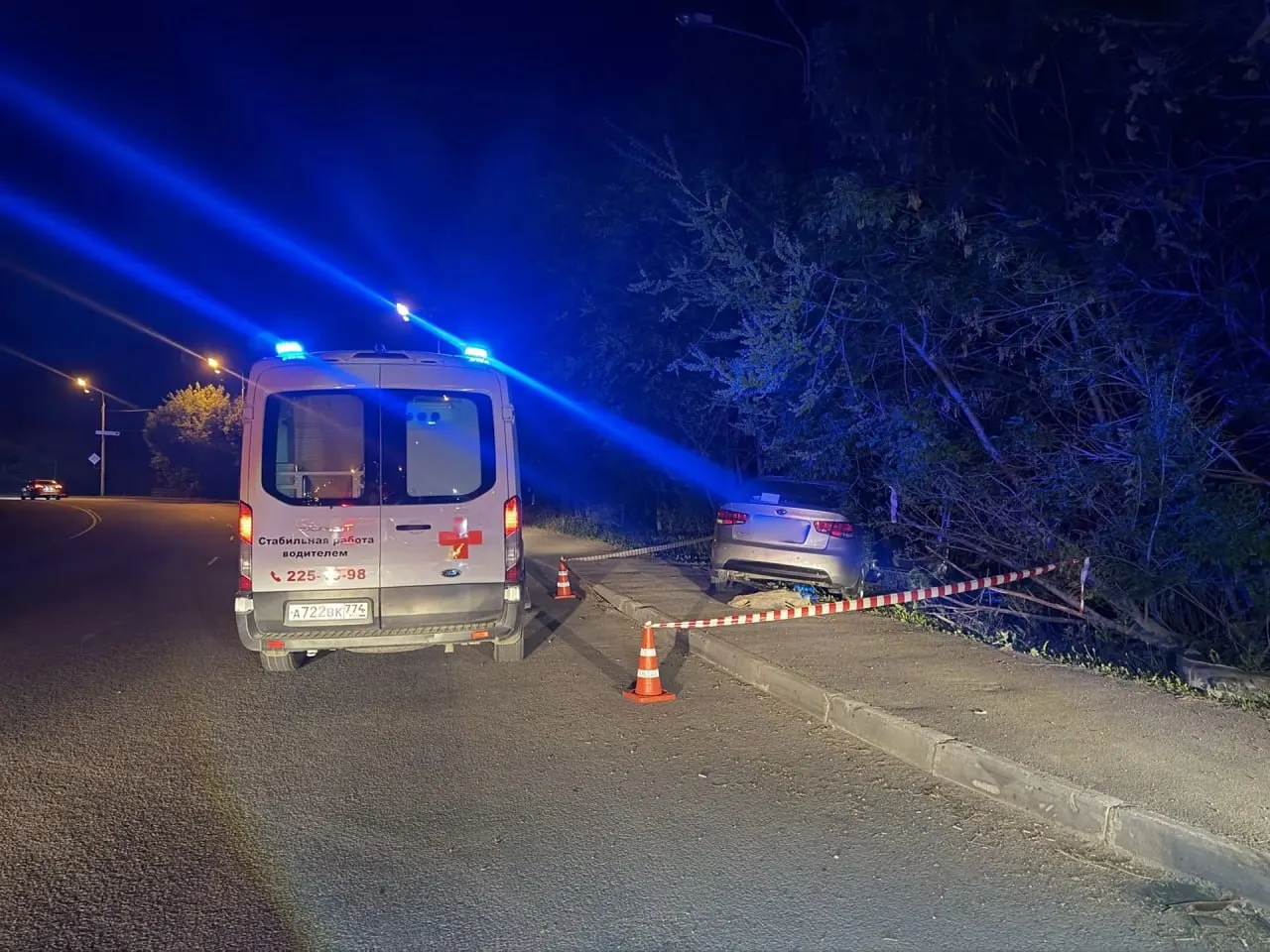 Вечером в субботу водитель Kia Cerato наехал на бордюр и врезался в столб; 37-летний мужчина от полученных травм скончался.