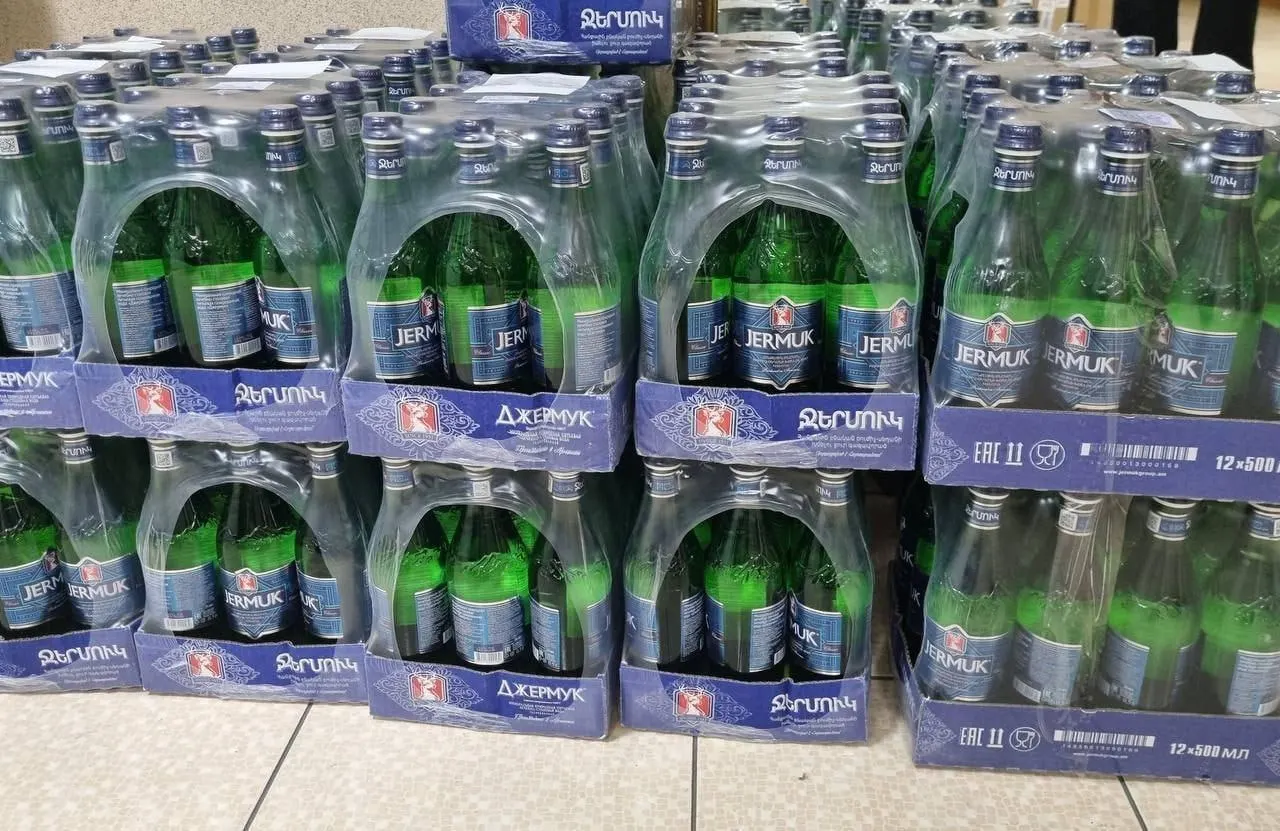 Продажи минеральной и питьевой воды армянского бренда «Джермук» временно остановлены: партия из примерно 37 млн бутылок признана не соответствующей требованиям, реализация и отгрузка запрещены до разрешения Роспотребнадзора.