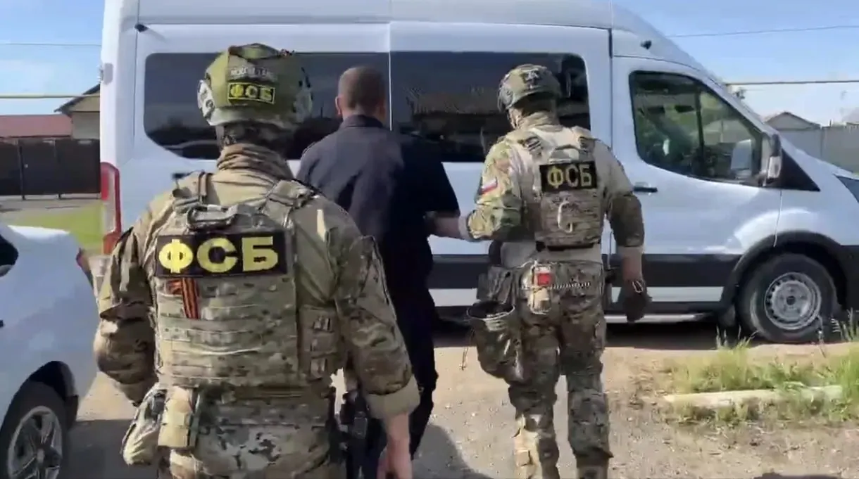 Майора полиции Булата Нурписова поместили под стражу после обысков. Полиция проводит служебную проверку, Следственный комитет расследует уголовное дело по статье 286 УК РФ.