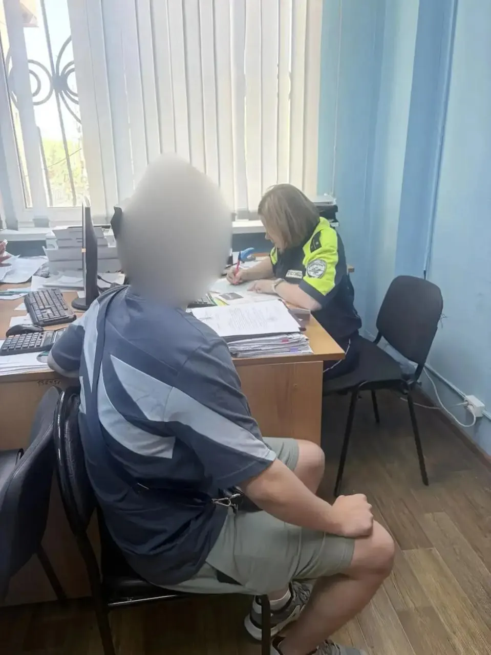 В Челябинске один участник ночного байкерского заезда получил штраф за перевозку пассажира вне кабины автомобиля; остальные участники находятся в розыске.