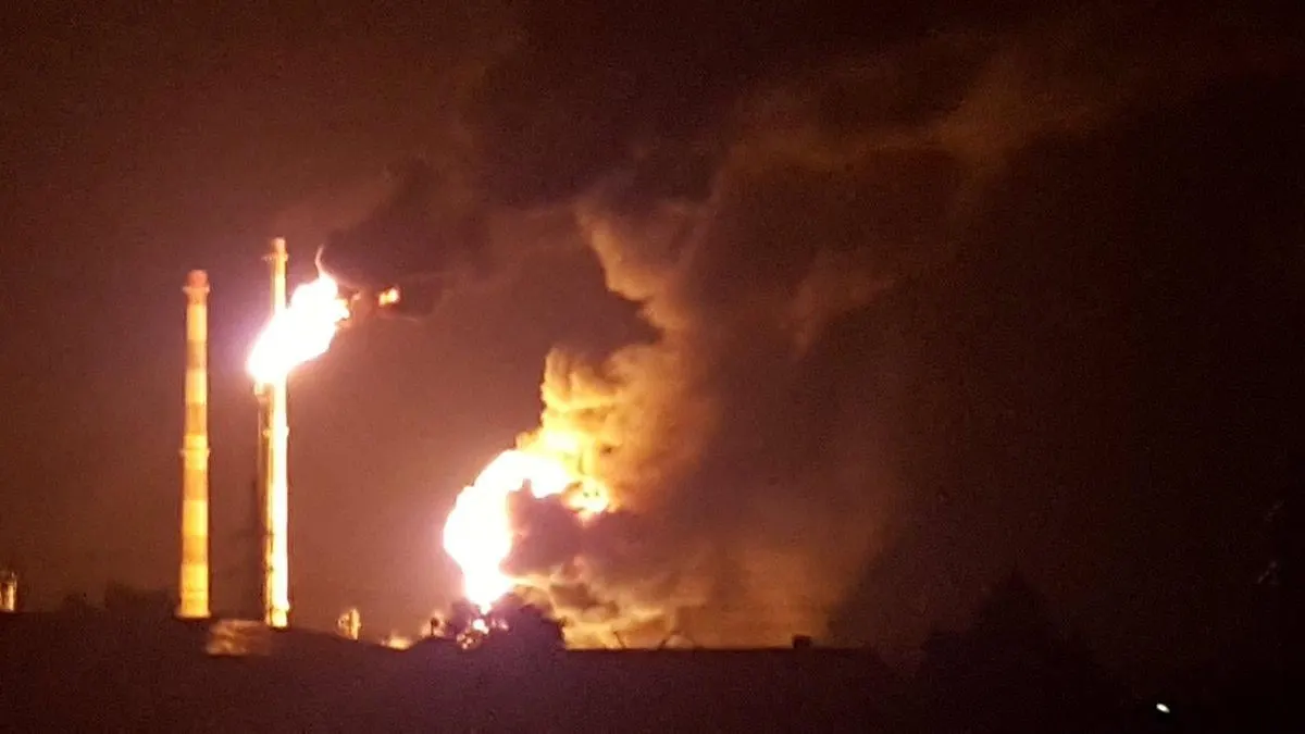 После удара беспилотников в Нижегородской области крупный НПЗ NORSI частично прекратил работу — была остановлена установка CDU‑6, обеспечивавшая более половины мощности. В центральной части страны фиксируют перебои на нескольких заводах; в результате атак есть жертвы и пострадавшие.