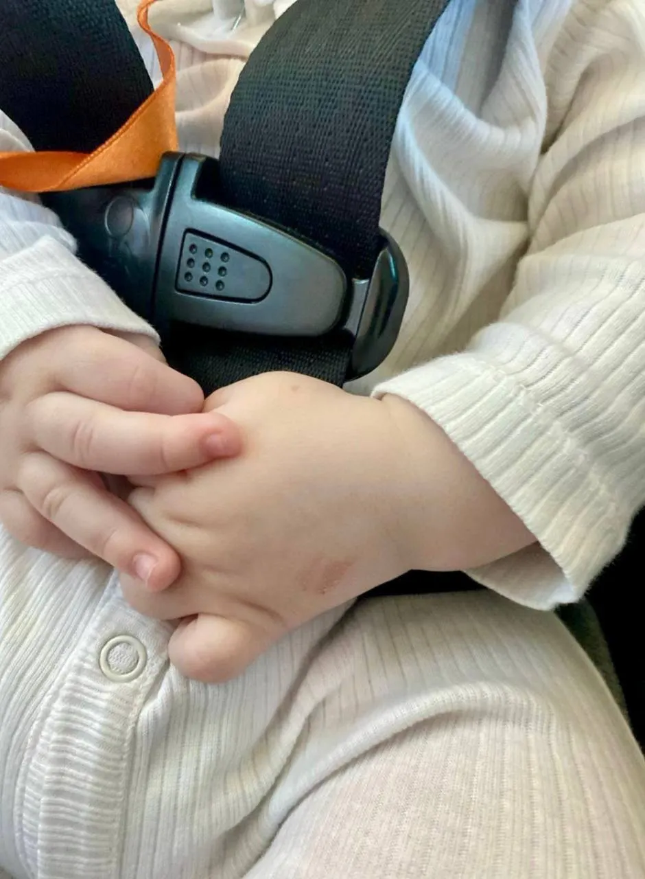 Родители остановились покормить ребёнка у подъезда, когда с фасада сорвался кусок штукатурки и попал в коляску. Малыш получил ушибы, врачи не выявили серьёзных травм.