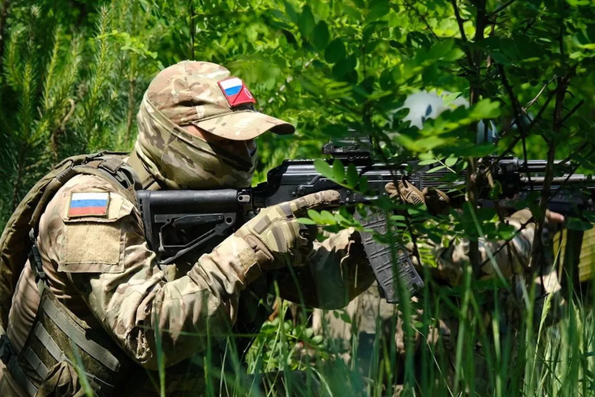 Аналитики Института по изучению войны считают, что требования Москвы контролировать весь Донбасc не соответствуют текущей ситуации на фронте: темпы продвижения замедлились, а сложный рельеф и украинские контратаки ставят под сомнение возможность полного захвата региона в обозримом будущем.