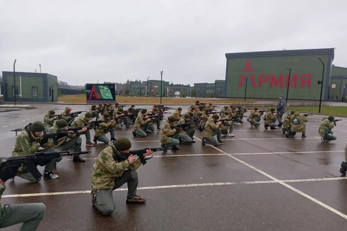 За последние пять лет на создание и работу центров обязательных военных сборов для школьников направили как минимум 50 млрд рублей: основная часть — на сеть «Авангард» и центры «Воин», планируется дальнейшее расширение.