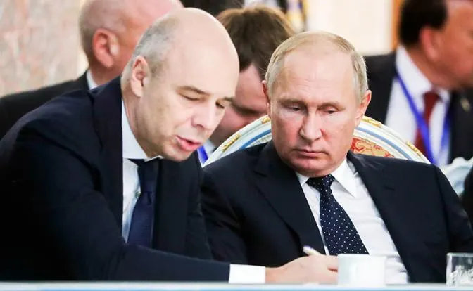 Депутат Госдумы сообщил, что министр финансов подтвердил: бюджет в той форме, в которой он был внесён, исполнить невозможно. Дефицит достиг 5,9 трлн рублей, возможны сокращения расходов на программы развития.