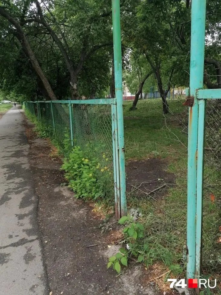 Группа молодых людей с болторезом срезала секцию ограждения и калитку школы — они объяснили действия желанием открыть проход. По видеозаписи с соседней камеры директор обратился в полицию, начата проверка.