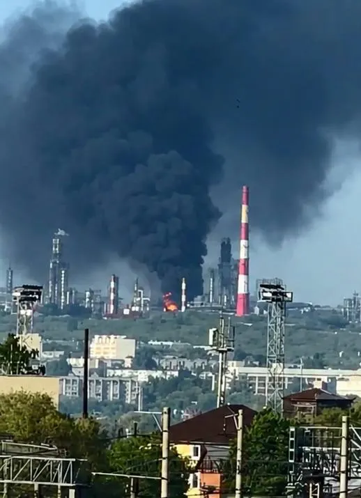 Ночью беспилотники атаковали Сызрань и районы Белгородской области. В Сызрани погибли двое, в Белгородской области пострадали трое; сообщают о пожаре на сызранском НПЗ. Минобороны заявляет о перехвате 121 БПЛА.
