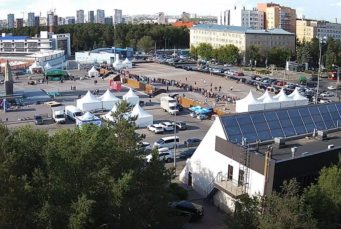 Вечером у памятника Курчатову люди собрались получить стартовые пакеты для «Зеленого марафона». Из‑за забега утром будут временно перекрыты дороги в центре города.