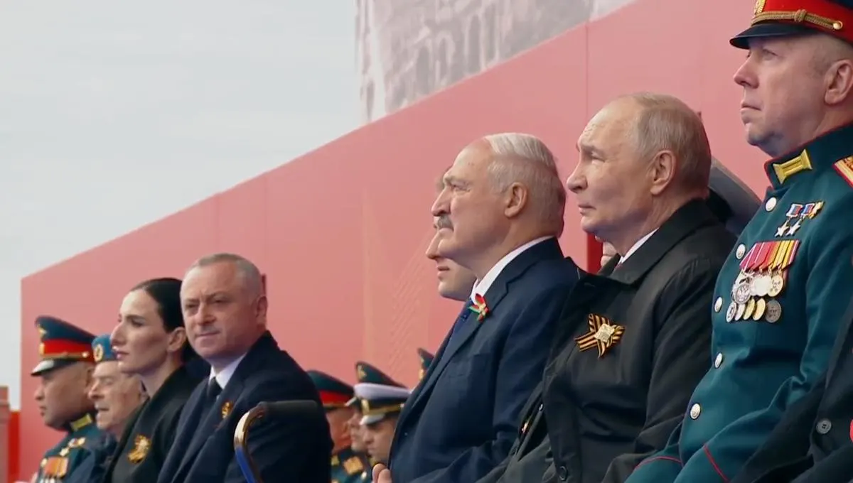 Президент назвал День Победы «священным праздником», отдал дань подвигу советского народа и заявил, что его наследие вдохновляет современных воинов; на трибуне рядом с ветераном Великой Отечественной впервые разместили участника «СВО».