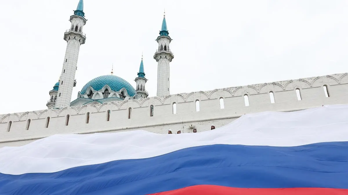 Документ предлагает дополнить КоАП новыми составами преступлений и легализовать арест имущества уехавших за границу россиян; второе чтение назначено на 26 мая.