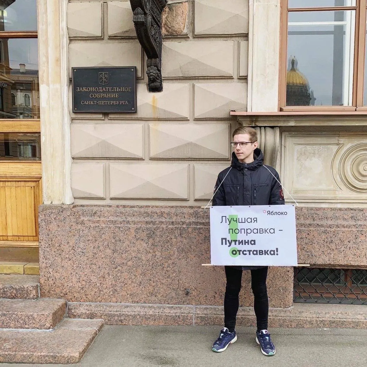 Ваганов сообщил, что его объявили в федеральный розыск; точная уголовная статья не уточняется. Ранее на него наложены административные штрафы по делам об «иностранных агентах» и «ЛГБТ‑пропаганде», он внесён в соответствующий реестр.