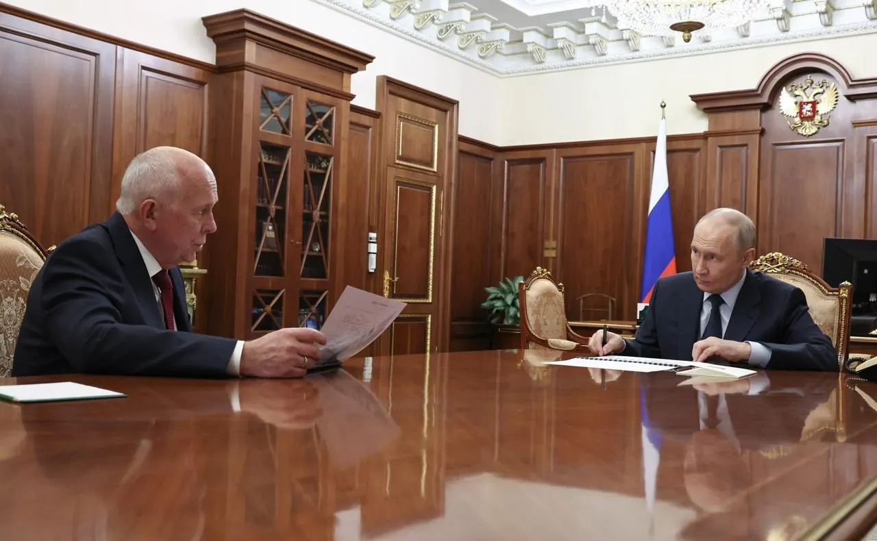 Глава Ростеха доложил президенту о проблемах с производством: серийный запуск моделей ожидается не ранее следующего года, а целевые сроки выпуска самолётов были перенесены на 2035 год.