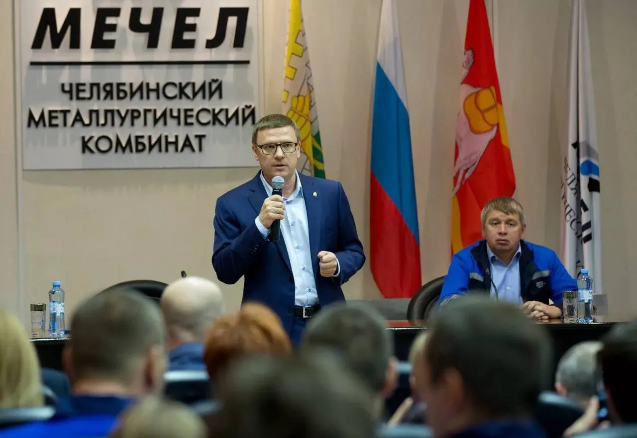 Ведомство зафиксировало превышения ПДК и предъявило претензии ЧМК и «Мечел‑Коксу»: ЧМК указан как основной источник оксида углерода, пыли и PM2.5, а «Мечел‑Кокс» — по нафталину. Ранее компания оспаривала методики проверок.