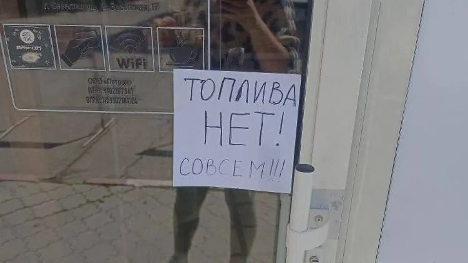 С 31 мая в ряде регионов, в том числе в Крыму и Севастополе, вводят талоны и ограничения на продажу бензина: приоритет получают коммунальный и социальный транспорт, правительство усилило контроль над выпуском и распределением топливной продукции.