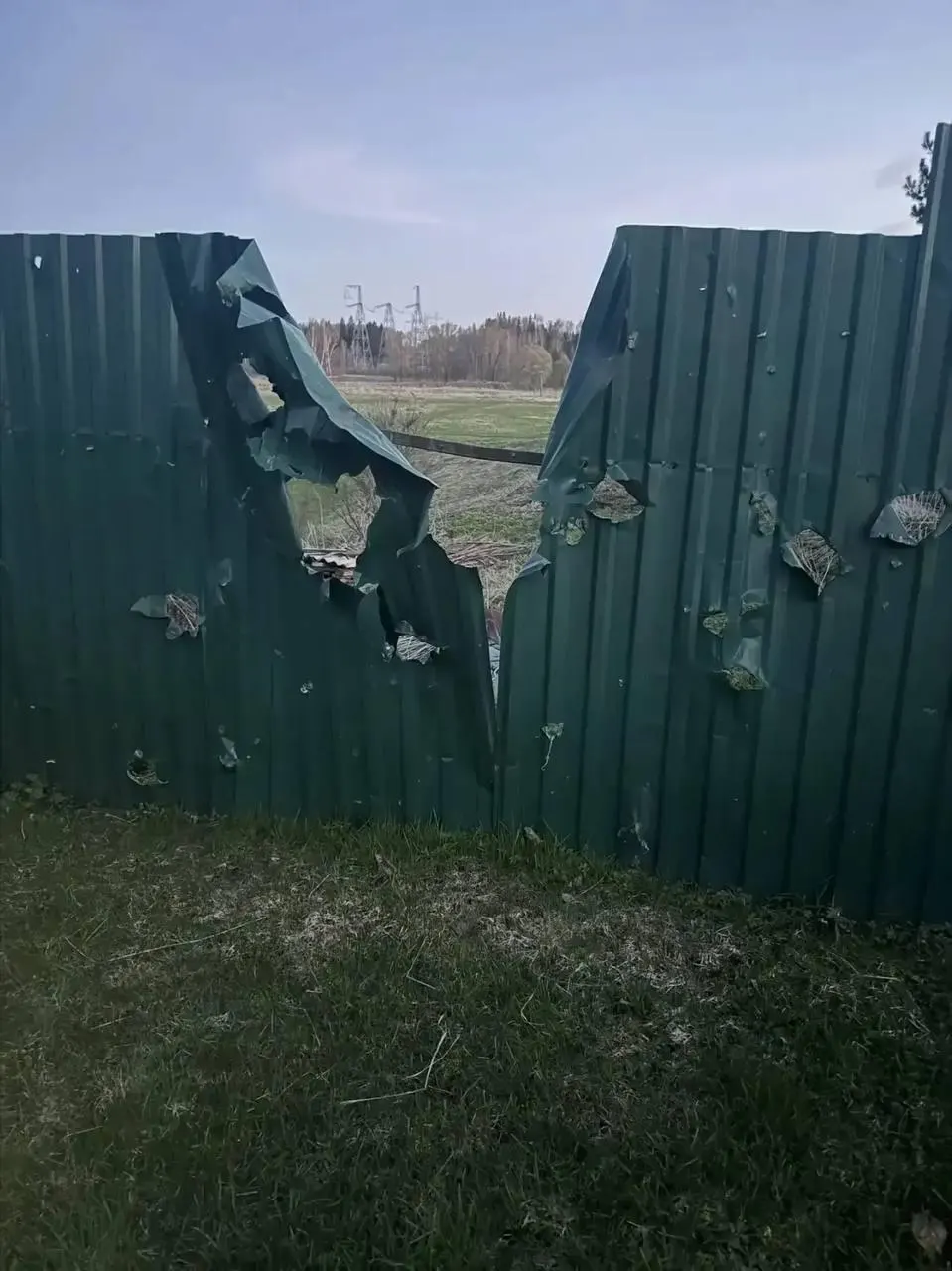 В результате ночных атак беспилотников в Московской и Ленинградской областях один человек погиб, в ряде регионов отражены десятки БПЛА; в Петербурге зафиксированы перебои связи и ограничения в аэропорту.