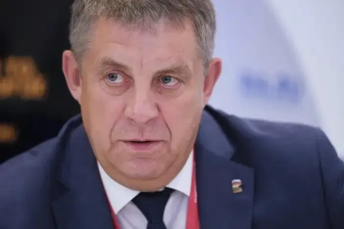 Александр Богомаз, отправленный в отставку с поста губернатора Брянской области, может получить вакантный мандат депутата Государственной думы. Речь идёт о замене ушедшего депутата от Татарстана; параллельно обсуждаются другие перестановки и уголовные дела в соседних регионах.