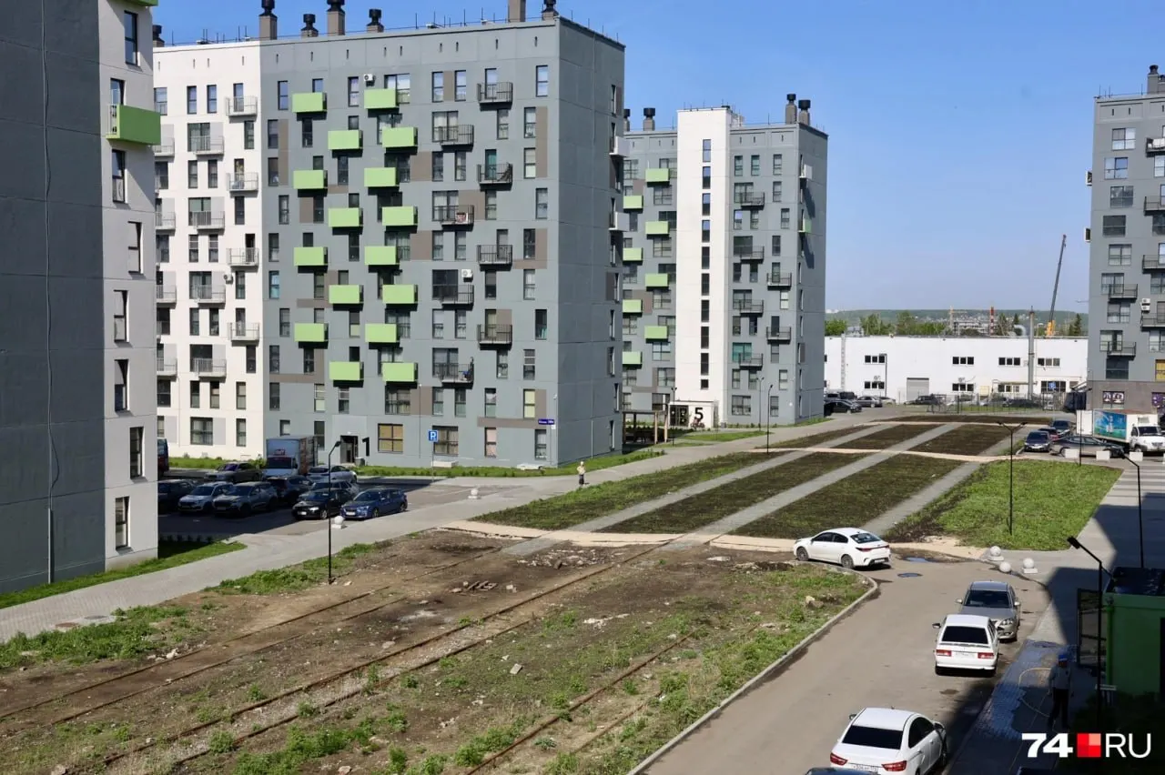 Жители ЖК «Никс-Лайн на Блюхера» жалуются, что на месте будущего бульвара остались рельсы. Их вывоз осложнён правами собственности РЖД — решение может затянуться до конца 2026 года.