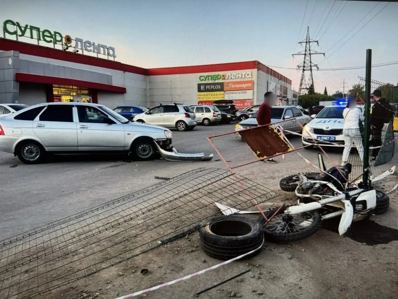 Подросток на питбайке врезался в «Приору»: мотоцикл отбросило в ограждение котлована, юноша был в шлеме, но прав на управление у него не оказалось.