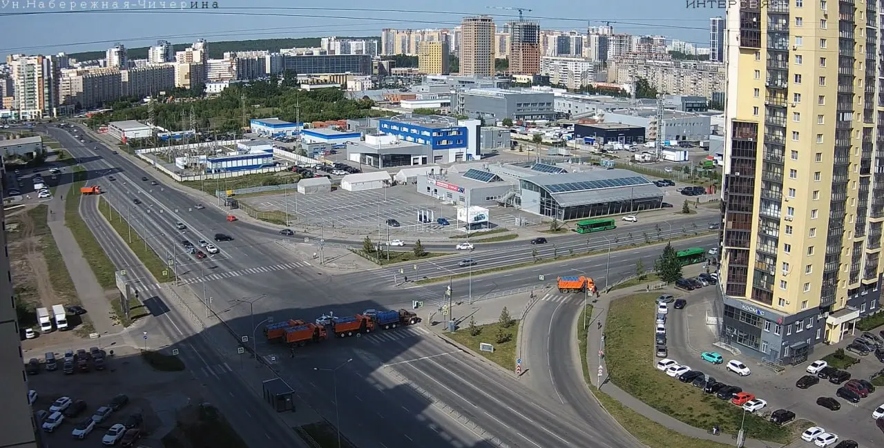 До 16:00 часть Университетской набережной закрыта для транспорта — там проходит массовый забег. Водителям советуют учитывать ограничения и заранее выбирать объезды.