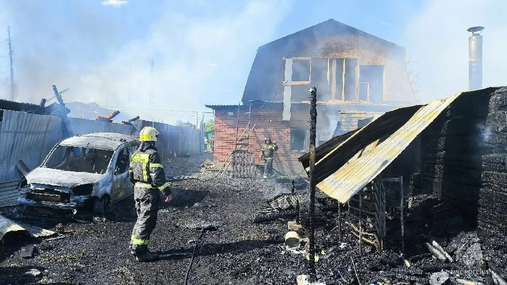 На хуторе Миасском в Челябинске загорелся деревянный дом — столб чёрного дыма было видно из разных районов города. Огонь перекинулся на соседние постройки, сообщили в МЧС.