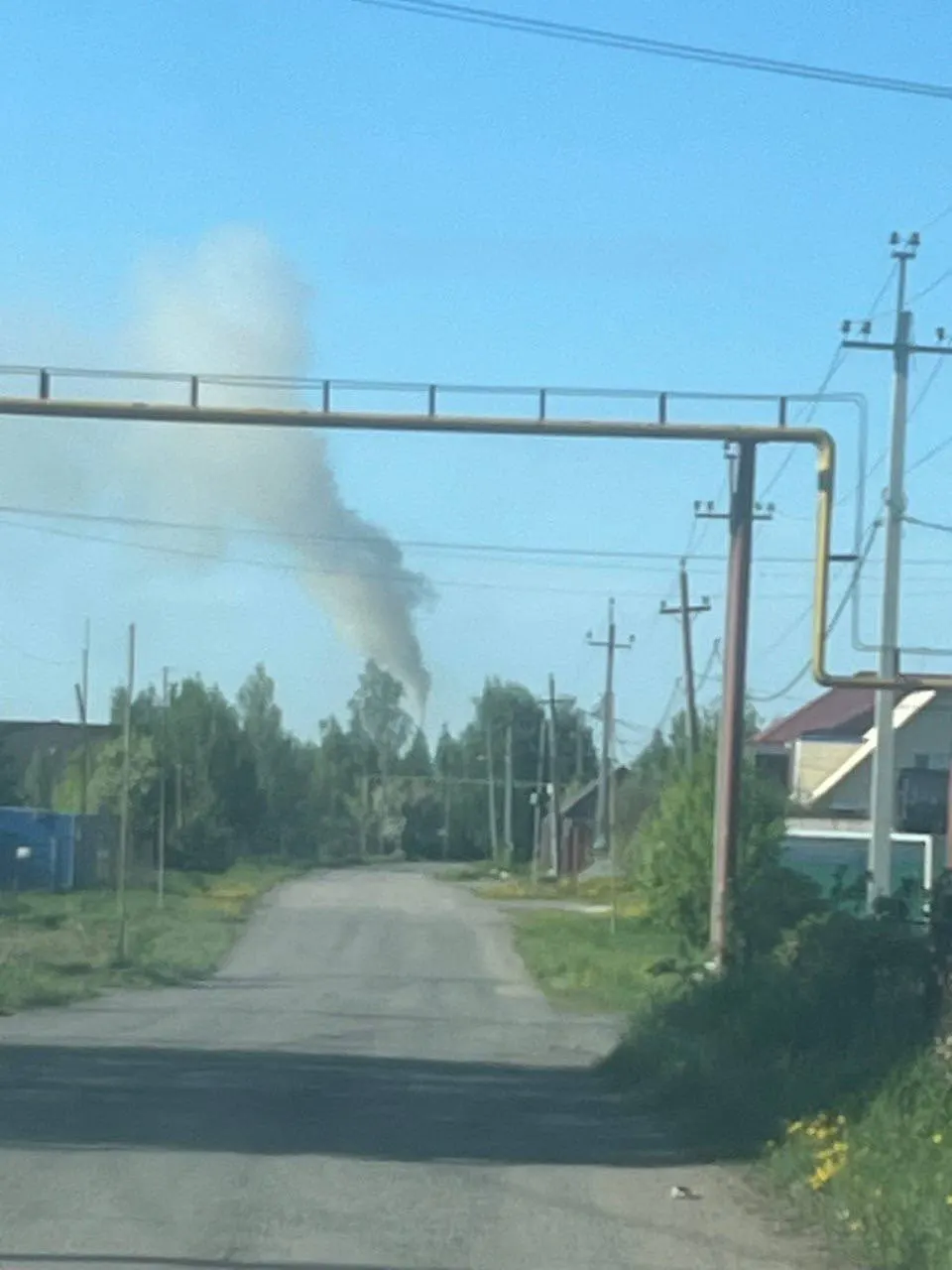 В деревне Вознесенка несколько лет фиксируют дым и резкий запах от соседнего асфальтобетонного завода. По словам местных, выбросы повторяются дважды в день и мешают открывать окна и работать на участках; в ведомстве заявляют о невозможности вмешательства из‑за частной территории.